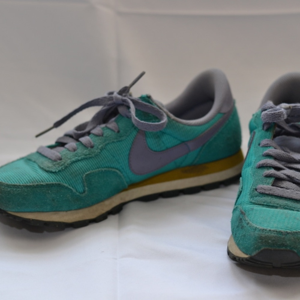 Nike Retro Runners Womens 8.5